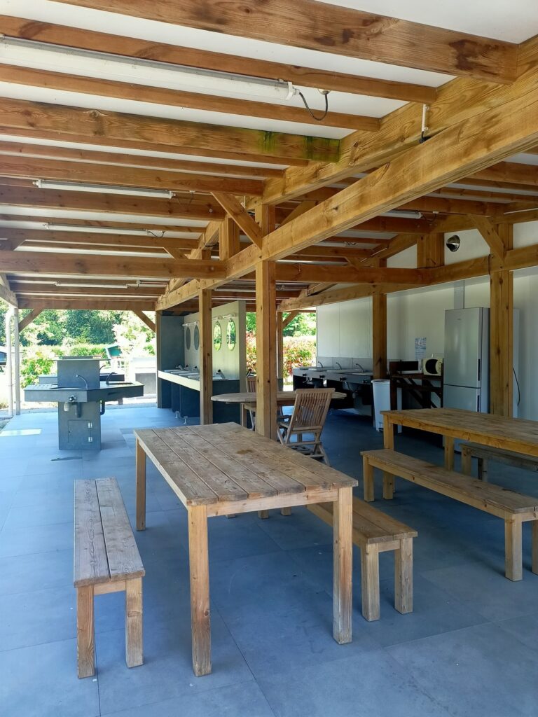 espace repas couvert randonneurs camping île aux pies
