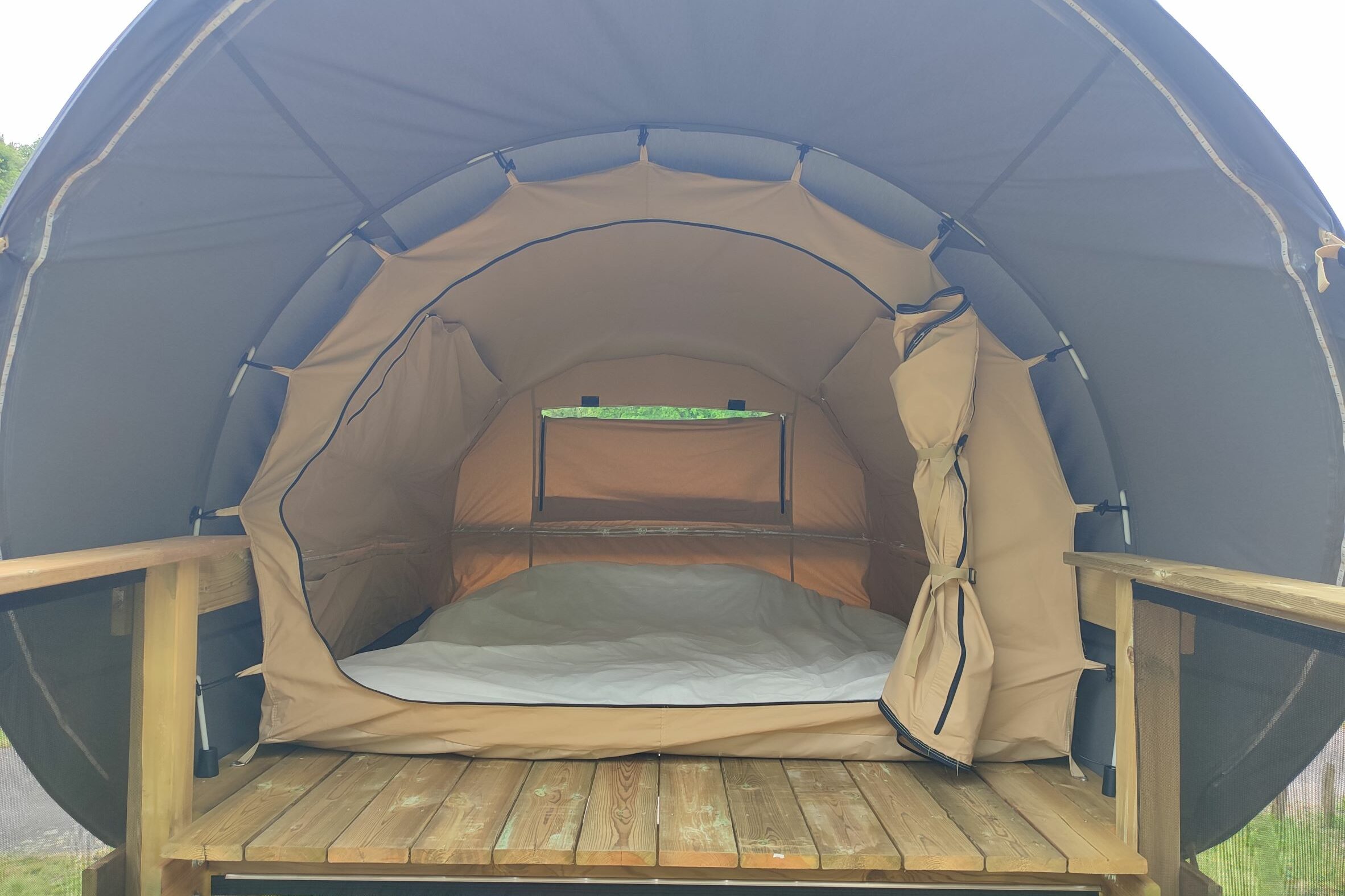 intérieur tente perchée avec terrasse