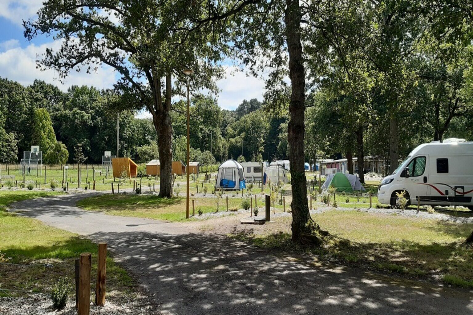 Camping Bains sur Oust, emplacement à l'ombre, aux bord de l'eau